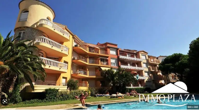Appartement traversant à côté de la plage et le centre d’Empuriabrava, 2 chambres, 2 terrasses dont 1 vue sur la piscine communautaire