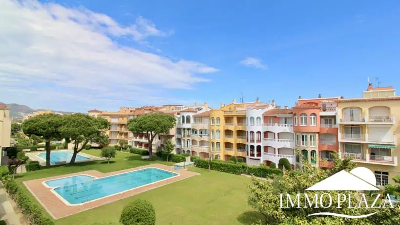 Appartement traversant à côté de la plage et le centre d’Empuriabrava, 2 chambres, 2 terrasses dont 1 vue sur la piscine communautaire
