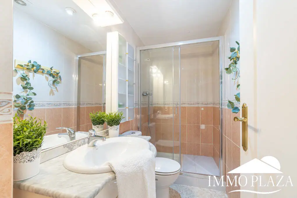 Comfortable apartment with tourist license, lake view, 2 bedrooms, 2 bathrooms, optional private garage, 2 swimming pools and garden