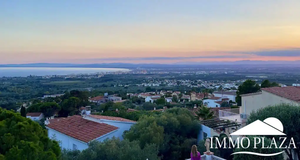 Beautiful 3 bedroom villa with swimming pool and superb open views over the bay of Roses