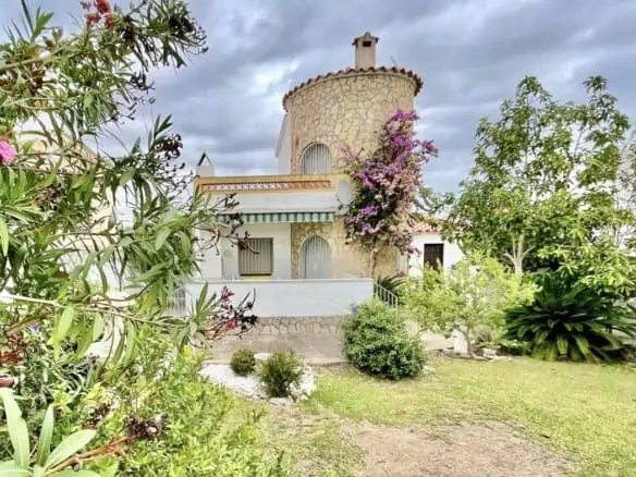 Small villa in a quiet and privileged area of ​​Empuriabrava near the beach and a port – 2 bedrooms, 2 bathrooms, 1 garage, 2 parking