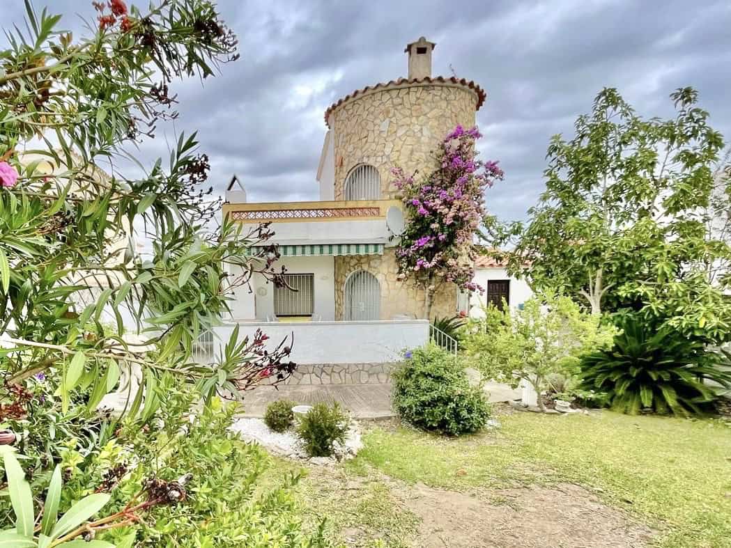 30092024152422_624 Kleine Villa in einer ruhigen und privilegierten Gegend von Empuriabrava nahe Strand und eines Hafens – 2 Schlafzimmer, 2 Badezimmer, 1 Garten, 1 Garage
