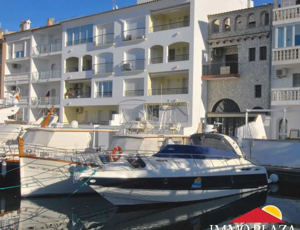 Boatmooring 20 x 6.5 mtr for sale with double parking and private storage in the Marina Empuriabrava – Costa Brava