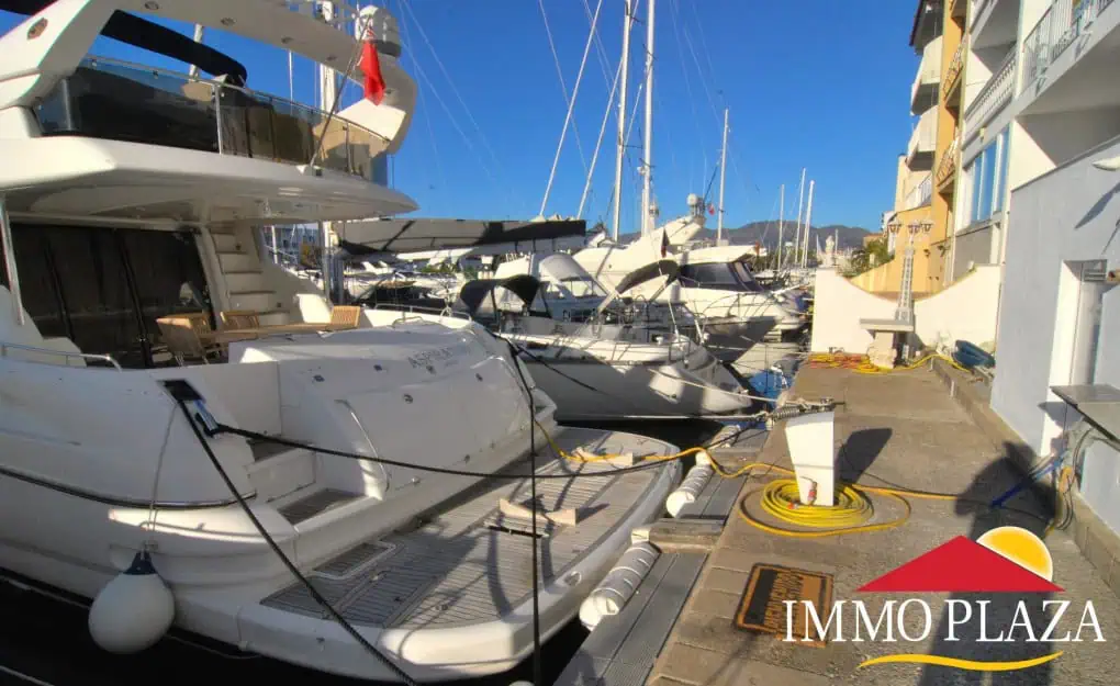 Boatmooring 20 x 6.5 mtr for sale with double parking and private storage in the Marina Empuriabrava – Costa Brava