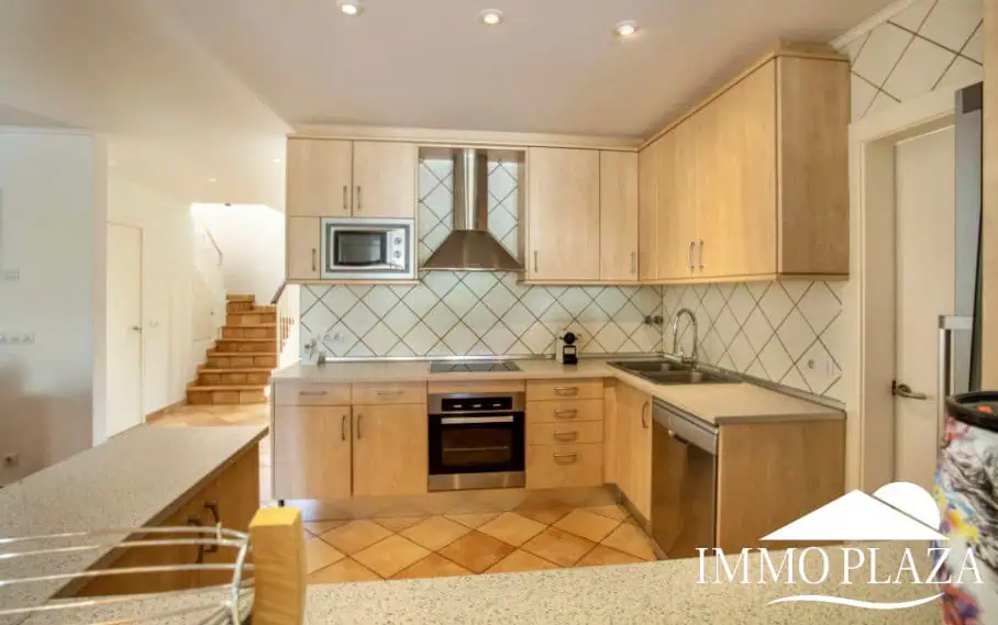 Magnifique villa résidentielle typique espagnole – 4 chambres – garage – piscine – vue sur les canaux d’Empuriabrava