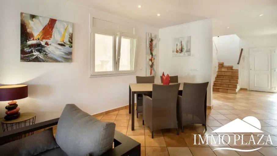 Magnifique villa résidentielle typique espagnole – 4 chambres – garage – piscine – vue sur les canaux d’Empuriabrava