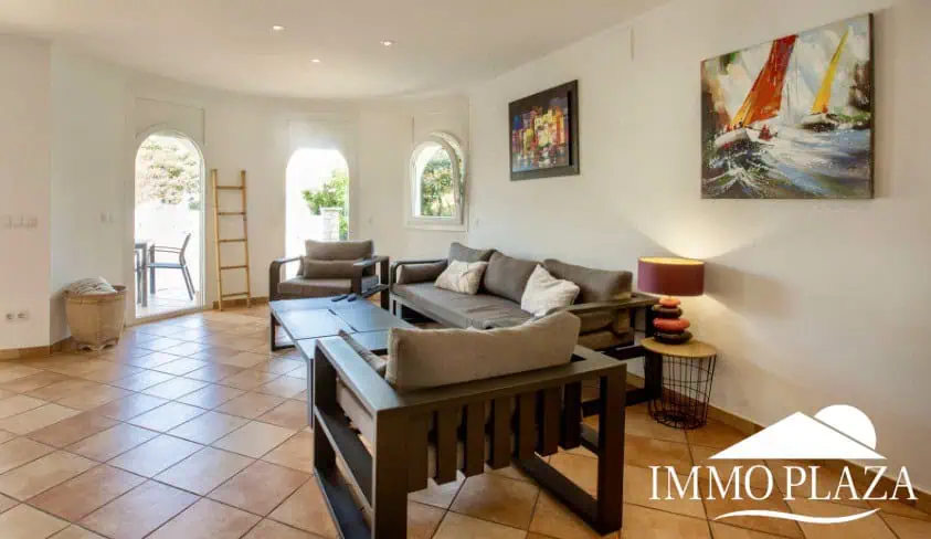 Magnifique villa résidentielle typique espagnole – 4 chambres – garage – piscine – vue sur les canaux d’Empuriabrava