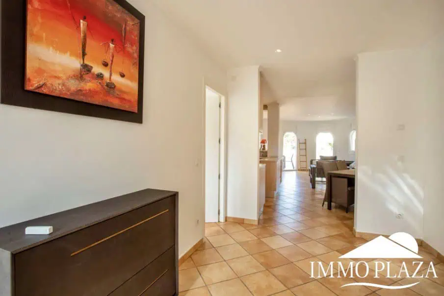 Magnifique villa résidentielle typique espagnole – 4 chambres – garage – piscine – vue sur les canaux d’Empuriabrava