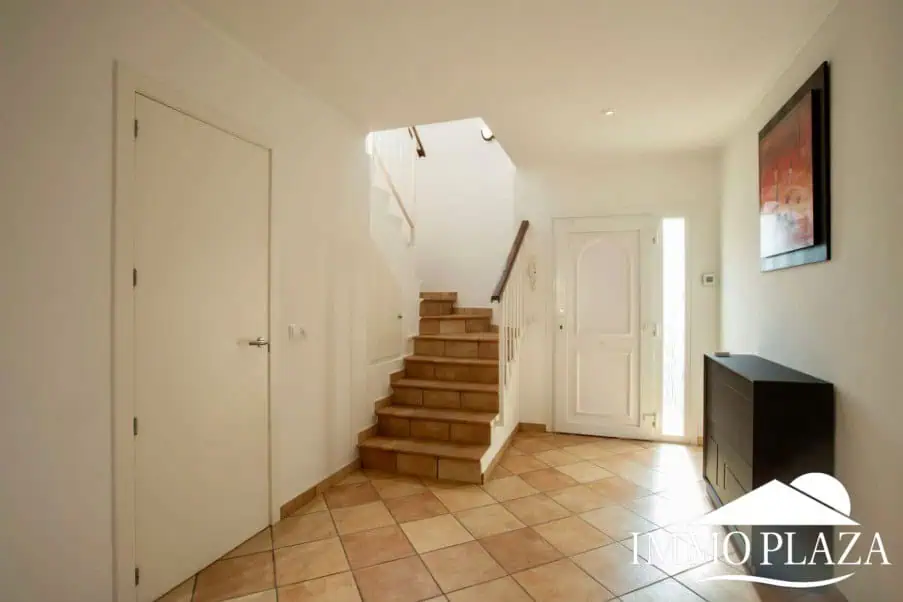 Magnifique villa résidentielle typique espagnole – 4 chambres – garage – piscine – vue sur les canaux d’Empuriabrava