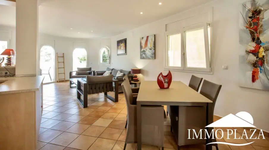 Magnifique villa résidentielle typique espagnole – 4 chambres – garage – piscine – vue sur les canaux d’Empuriabrava