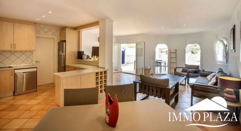 Magnifique villa résidentielle typique espagnole – 4 chambres – garage – piscine – vue sur les canaux d’Empuriabrava