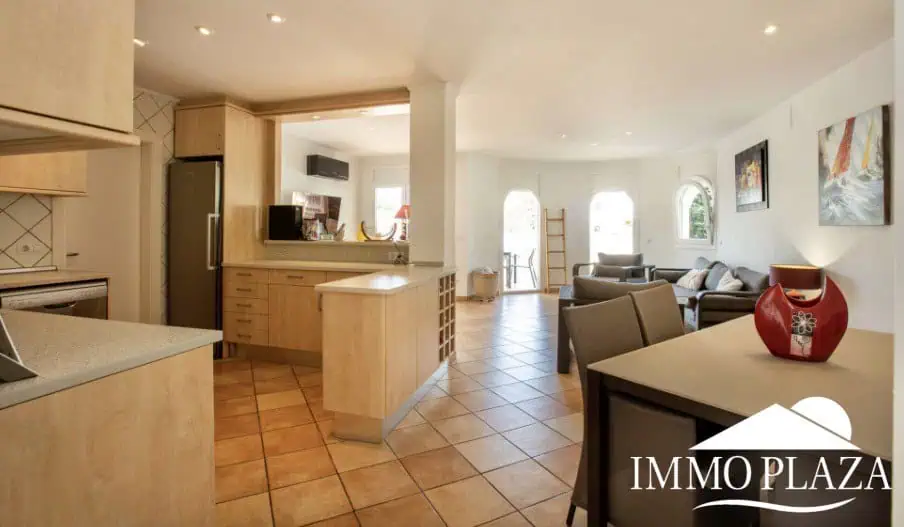 Magnifique villa résidentielle typique espagnole – 4 chambres – garage – piscine – vue sur les canaux d’Empuriabrava
