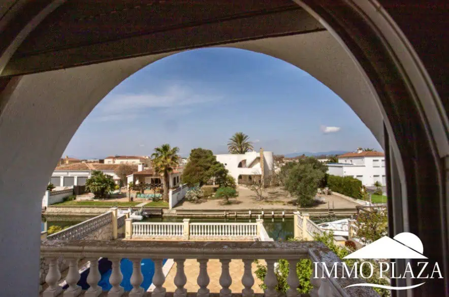 Magnifique villa résidentielle typique espagnole – 4 chambres – garage – piscine – vue sur les canaux d’Empuriabrava
