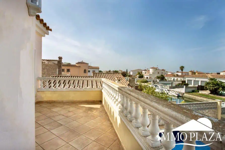 Magnifique villa résidentielle typique espagnole – 4 chambres – garage – piscine – vue sur les canaux d’Empuriabrava