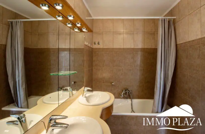 Magnifique villa résidentielle typique espagnole – 4 chambres – garage – piscine – vue sur les canaux d’Empuriabrava