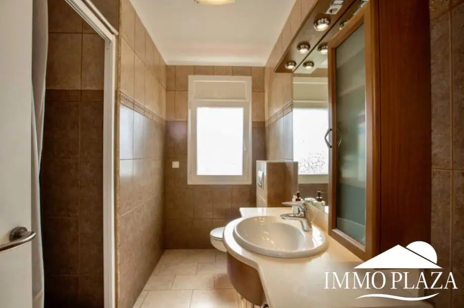 Magnifique villa résidentielle typique espagnole – 4 chambres – garage – piscine – vue sur les canaux d’Empuriabrava