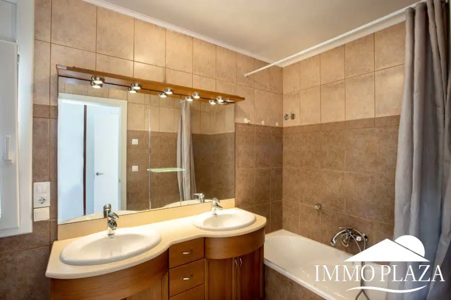 Magnifique villa résidentielle typique espagnole – 4 chambres – garage – piscine – vue sur les canaux d’Empuriabrava