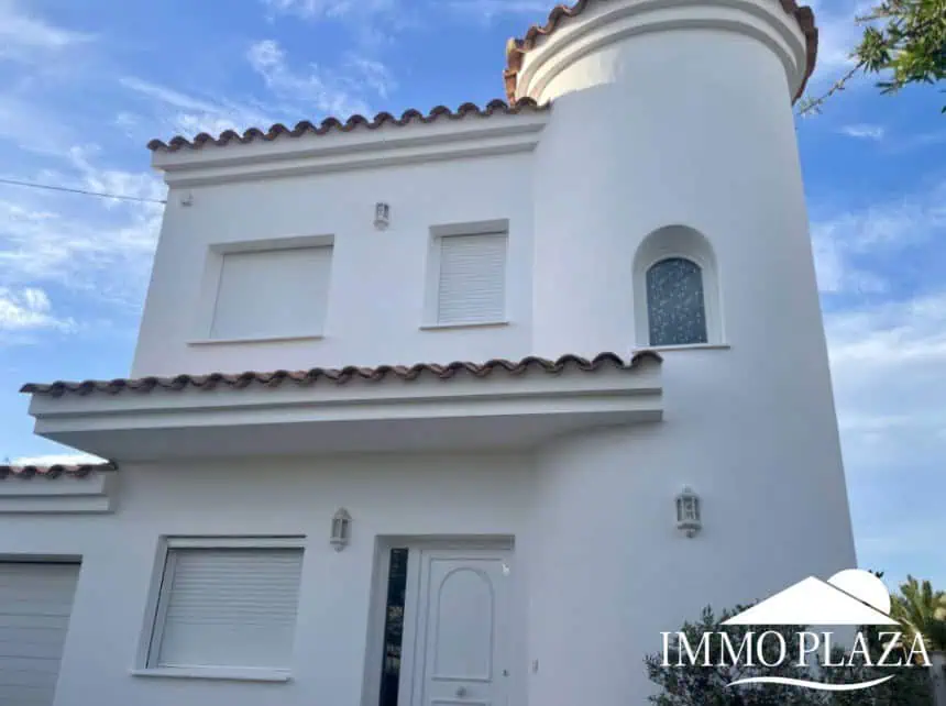 Magnifique villa résidentielle typique espagnole – 4 chambres – garage – piscine – vue sur les canaux d’Empuriabrava
