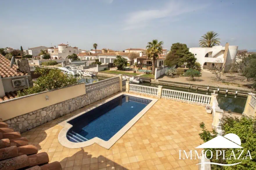Magnifique villa résidentielle typique espagnole – 4 chambres – garage – piscine – vue sur les canaux d’Empuriabrava