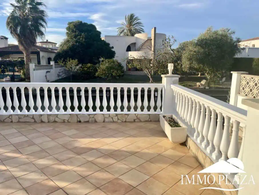 Magnifique villa résidentielle typique espagnole – 4 chambres – garage – piscine – vue sur les canaux d’Empuriabrava