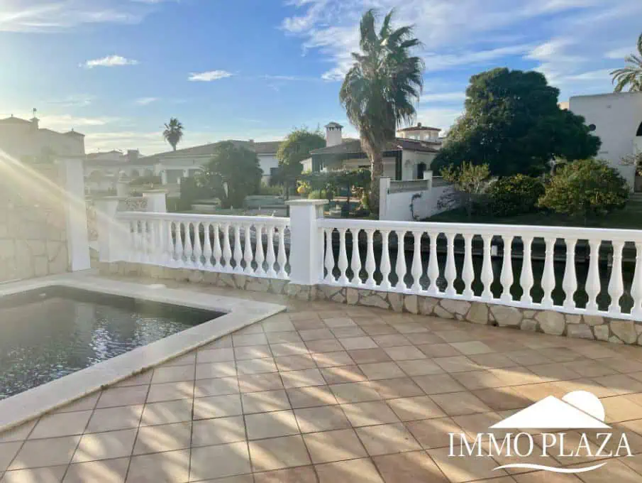 Magnifique villa résidentielle typique espagnole – 4 chambres – garage – piscine – vue sur les canaux d’Empuriabrava