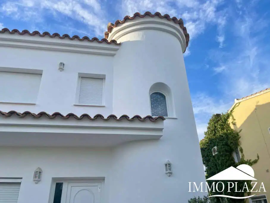 Magnifique villa résidentielle typique espagnole – 4 chambres – garage – piscine – vue sur les canaux d’Empuriabrava