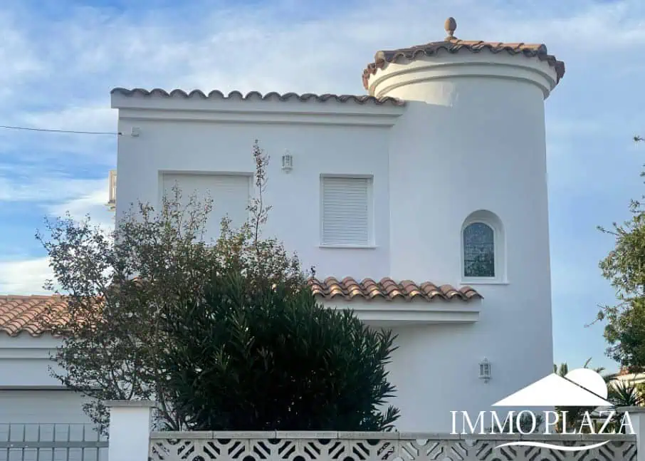 Magnifique villa résidentielle typique espagnole – 4 chambres – garage – piscine – vue sur les canaux d’Empuriabrava