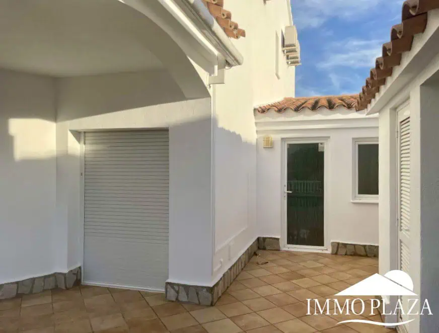 Magnifique villa résidentielle typique espagnole – 4 chambres – garage – piscine – vue sur les canaux d’Empuriabrava