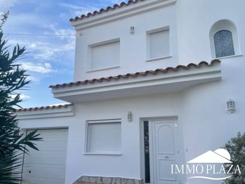 Magnifique villa résidentielle typique espagnole – 4 chambres – garage – piscine – vue sur les canaux d’Empuriabrava