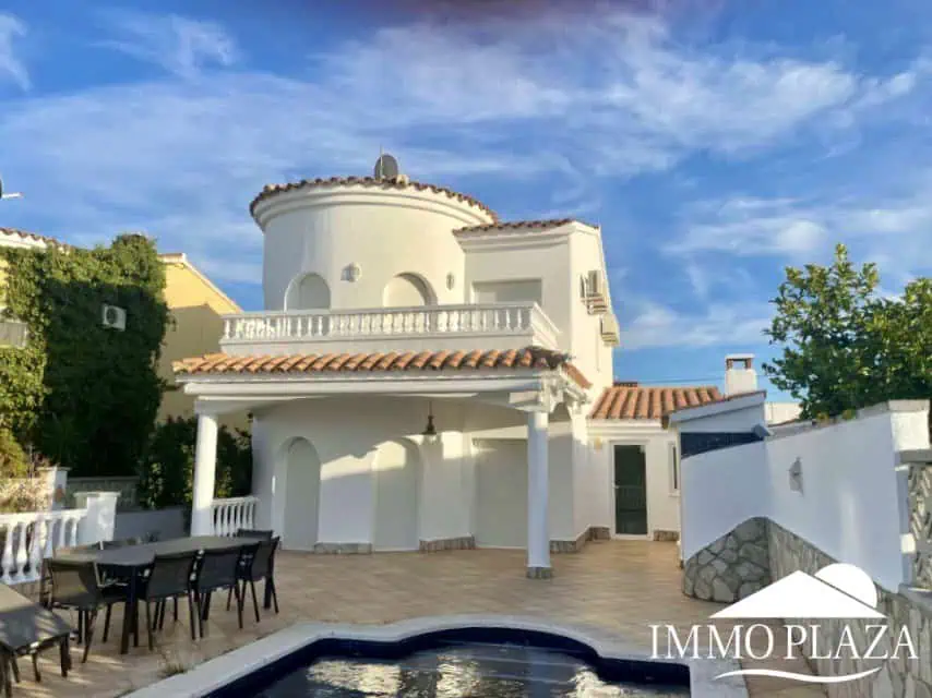 Magnifique villa résidentielle typique espagnole – 4 chambres – garage – piscine – vue sur les canaux d’Empuriabrava