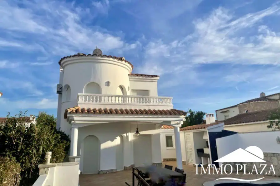 Magnifique villa résidentielle typique espagnole – 4 chambres – garage – piscine – vue sur les canaux d’Empuriabrava