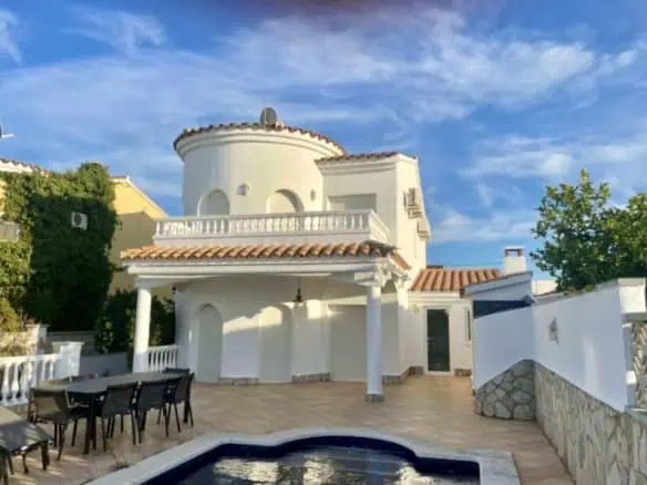 Magnificent typical Spanish residential villa – 4 bedrooms – garage – swimming pool – view of the Empuriabrava canals