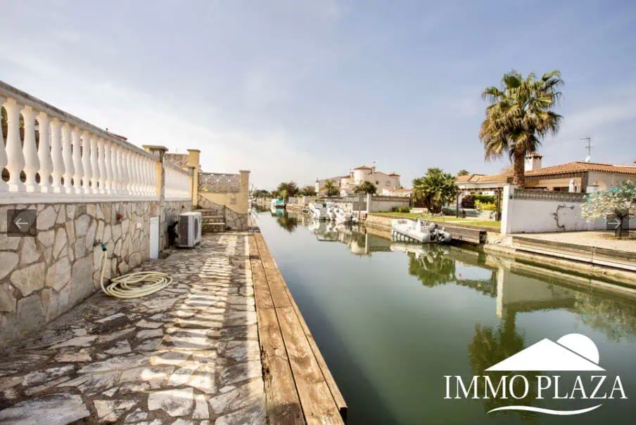 Magnifique villa résidentielle typique espagnole – 4 chambres – garage – piscine – vue sur les canaux d’Empuriabrava