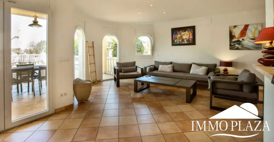 Magnifique villa résidentielle typique espagnole – 4 chambres – garage – piscine – vue sur les canaux d’Empuriabrava