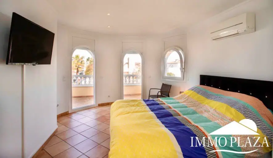 Magnifique villa résidentielle typique espagnole – 4 chambres – garage – piscine – vue sur les canaux d’Empuriabrava