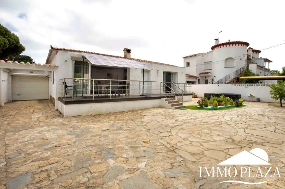 Mooie gerenoveerde gelijkvloerse villa – 3 slaapkamers – 2 badkamers – garage – Empuriabrava