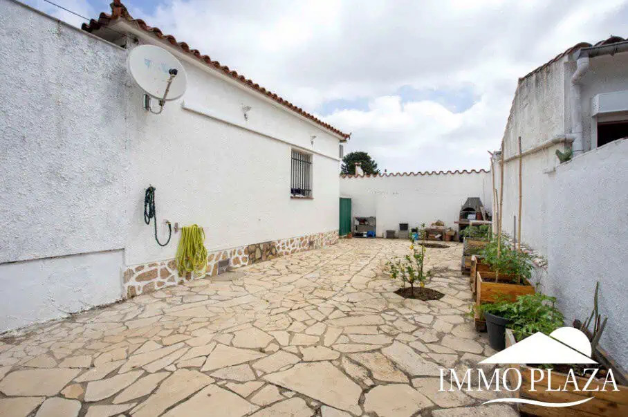 Mooie gerenoveerde gelijkvloerse villa – 3 slaapkamers – 2 badkamers – garage – Empuriabrava