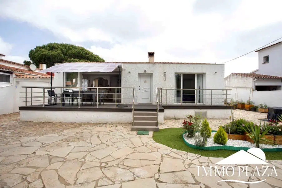 Mooie gerenoveerde gelijkvloerse villa – 3 slaapkamers – 2 badkamers – garage – Empuriabrava