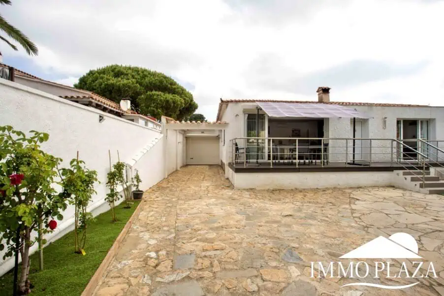 Mooie gerenoveerde gelijkvloerse villa – 3 slaapkamers – 2 badkamers – garage – Empuriabrava