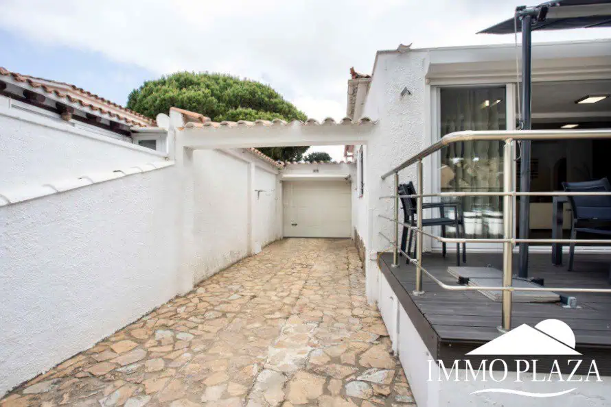 Mooie gerenoveerde gelijkvloerse villa – 3 slaapkamers – 2 badkamers – garage – Empuriabrava