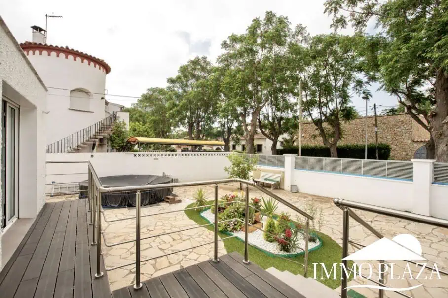 Mooie gerenoveerde gelijkvloerse villa – 3 slaapkamers – 2 badkamers – garage – Empuriabrava