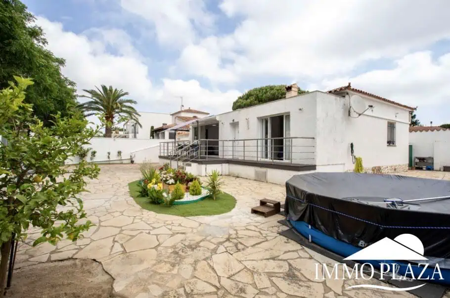 Mooie gerenoveerde gelijkvloerse villa – 3 slaapkamers – 2 badkamers – garage – Empuriabrava