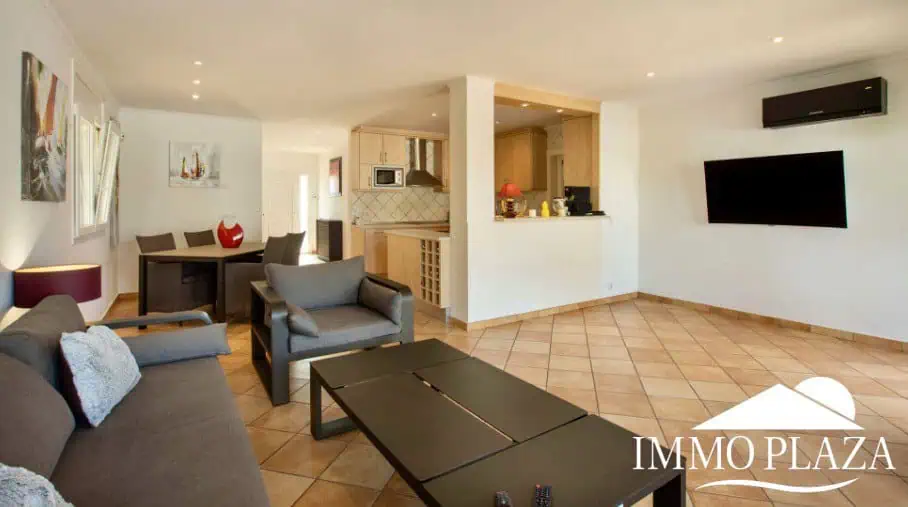 Magnifique villa résidentielle typique espagnole – 4 chambres – garage – piscine – vue sur les canaux d’Empuriabrava