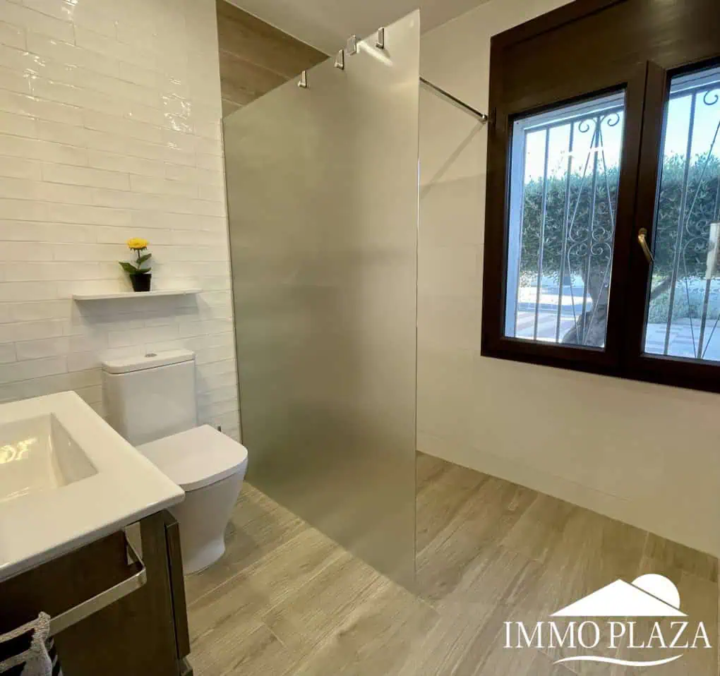 31102023173049_9294_IPH77 RESERVED! Beautiful single storey house, very sunny, 15m mooring, wide canal, 4 private parking spaces, pool possible!