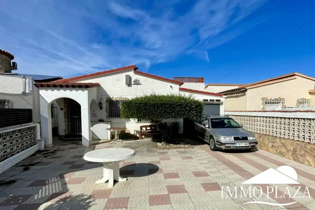 RESERVED! Beautiful single storey house, very sunny, 15m mooring, wide canal, 4 private parking spaces, pool possible!