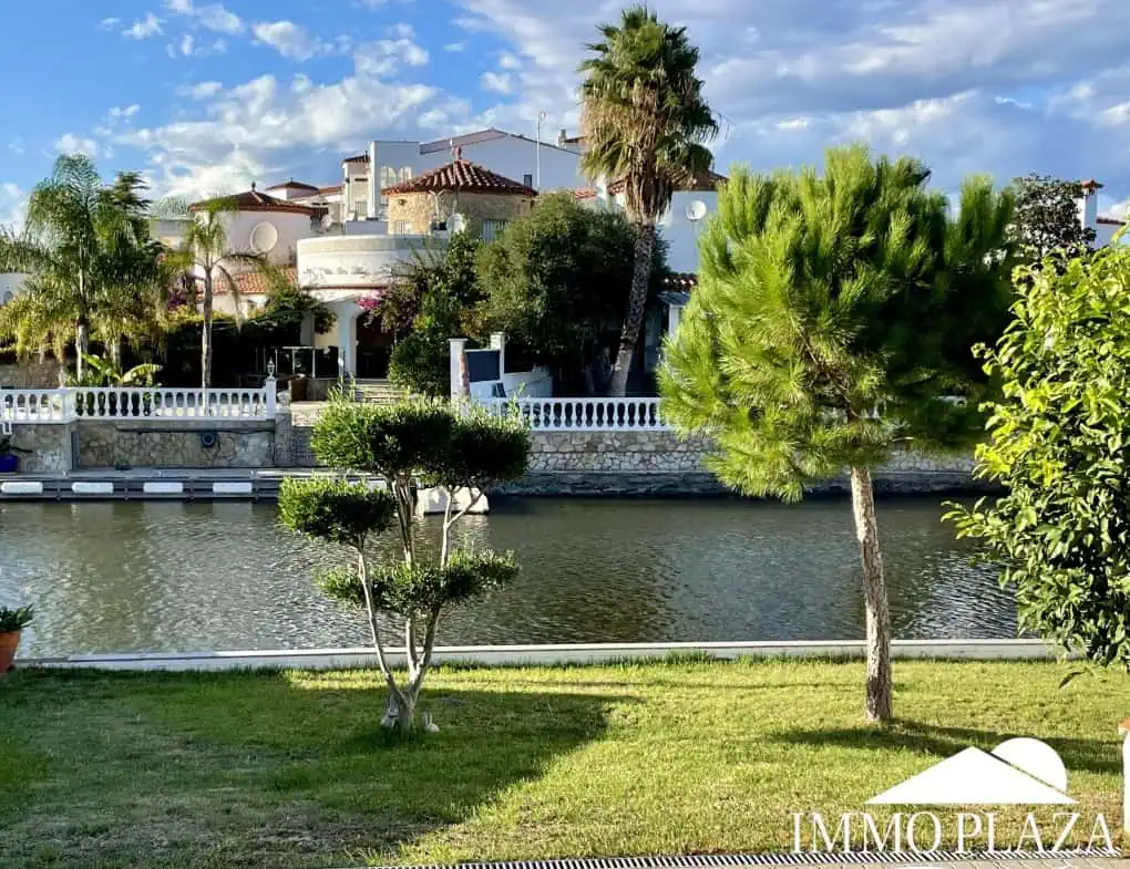 RESERVED! Beautiful single storey house, very sunny, 15m mooring, wide canal, 4 private parking spaces, pool possible!