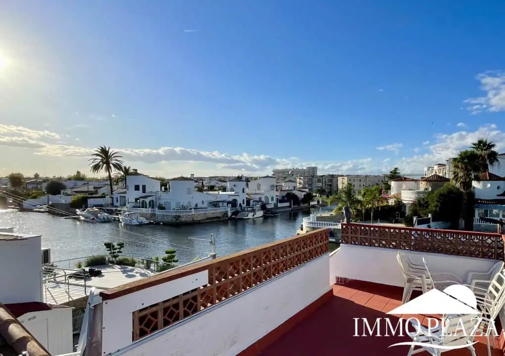 RESERVED! Beautiful single storey house, very sunny, 15m mooring, wide canal, 4 private parking spaces, pool possible!