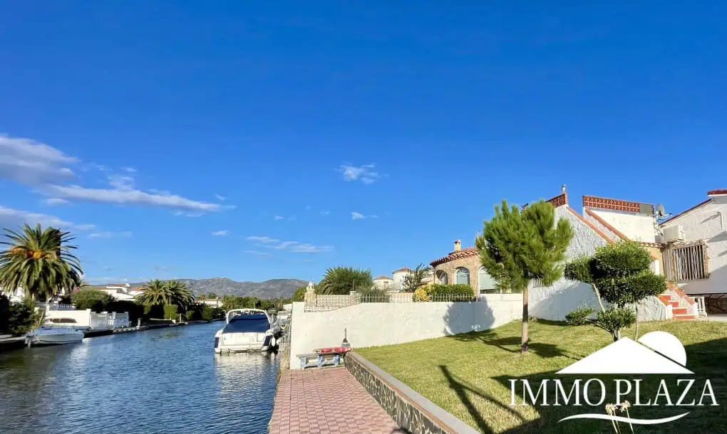 RESERVED! Beautiful single storey house, very sunny, 15m mooring, wide canal, 4 private parking spaces, pool possible!