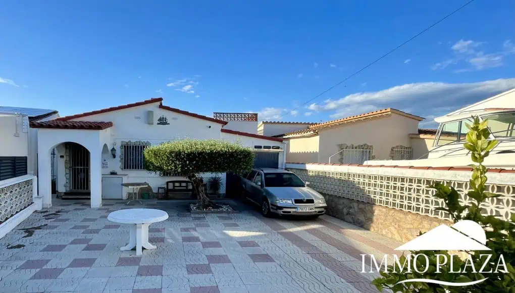 RESERVED! Beautiful single storey house, very sunny, 15m mooring, wide canal, 4 private parking spaces, pool possible!