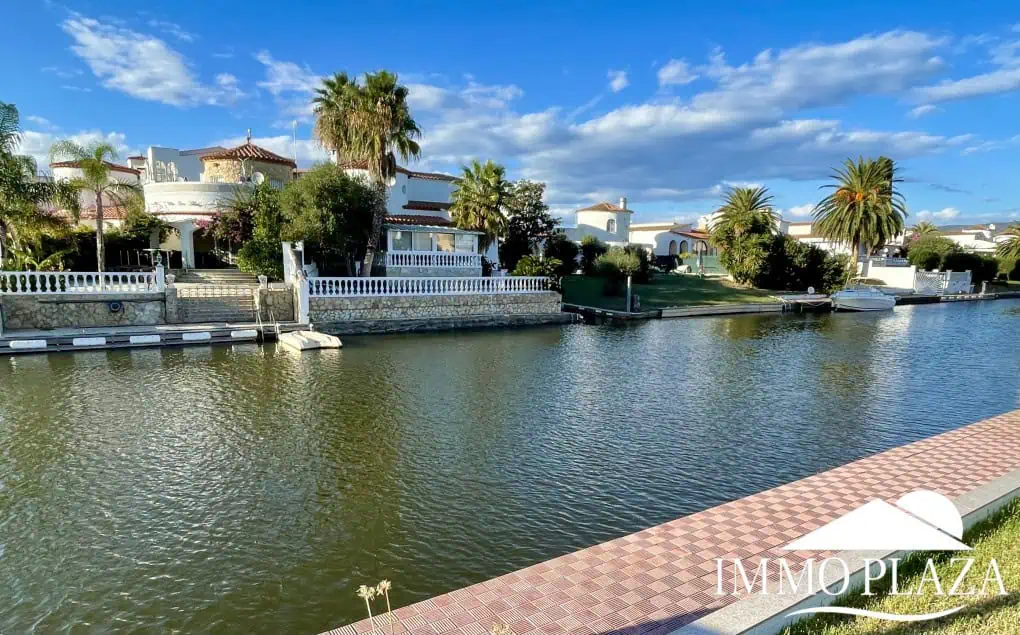 RESERVED! Beautiful single storey house, very sunny, 15m mooring, wide canal, 4 private parking spaces, pool possible!